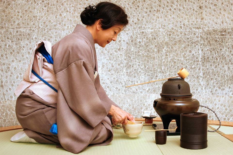 Señora practicando la ceremonia del té japonesa