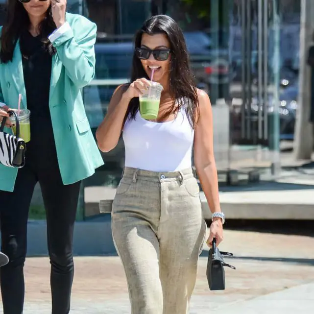 Kardashian bebendo chá